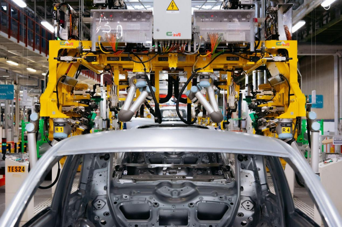 活躍在汽車生產(chǎn)線上的優(yōu)傲協(xié)作機(jī)器人UR10靈活作用大！