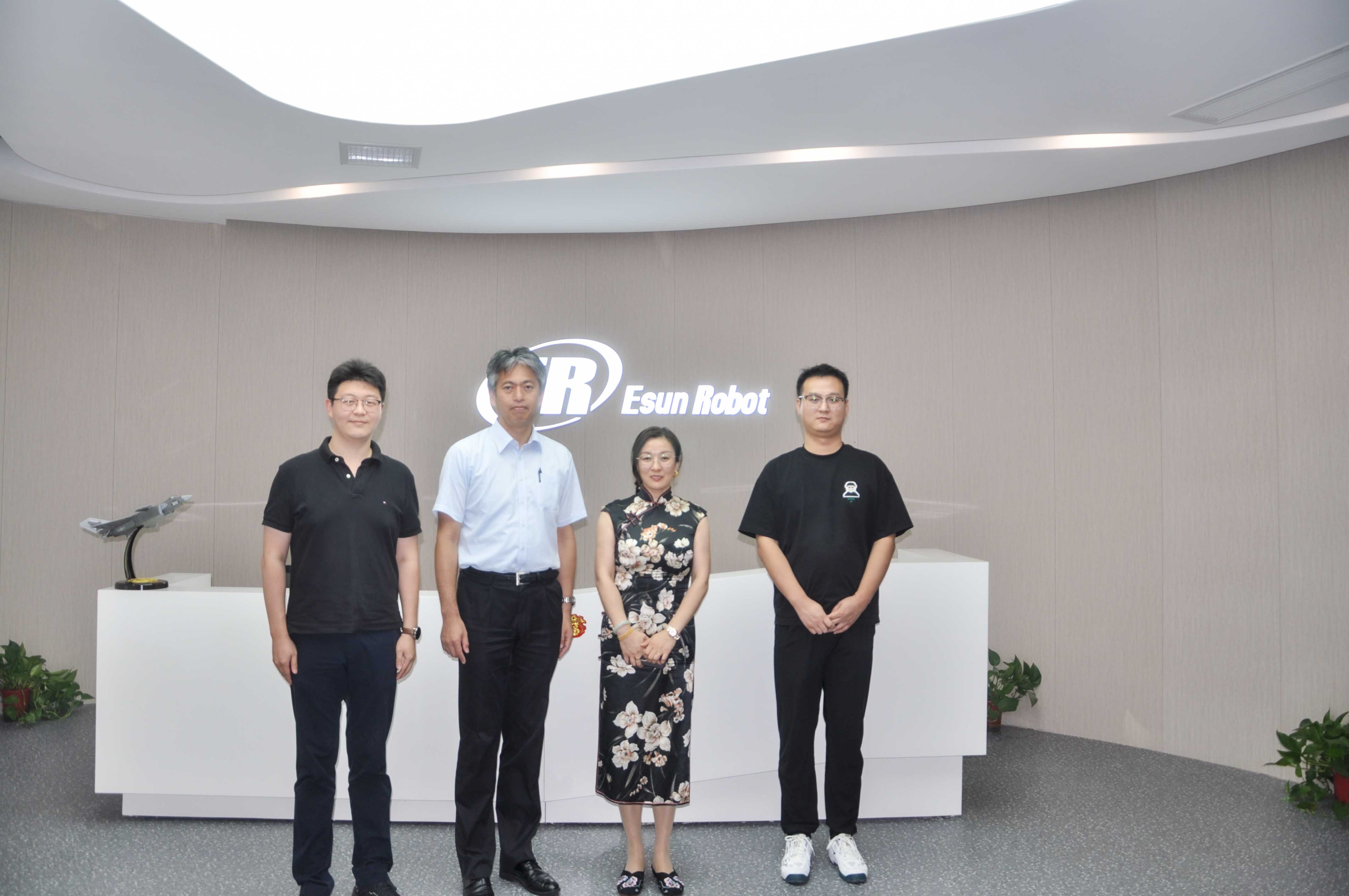 熱烈歡迎EPSON巖崎副總經(jīng)理一行蒞臨鎰升機器人參觀！
